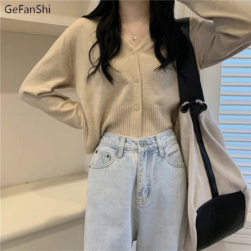 

Свитер женский однотонный на пуговицах с V-образным вырезом