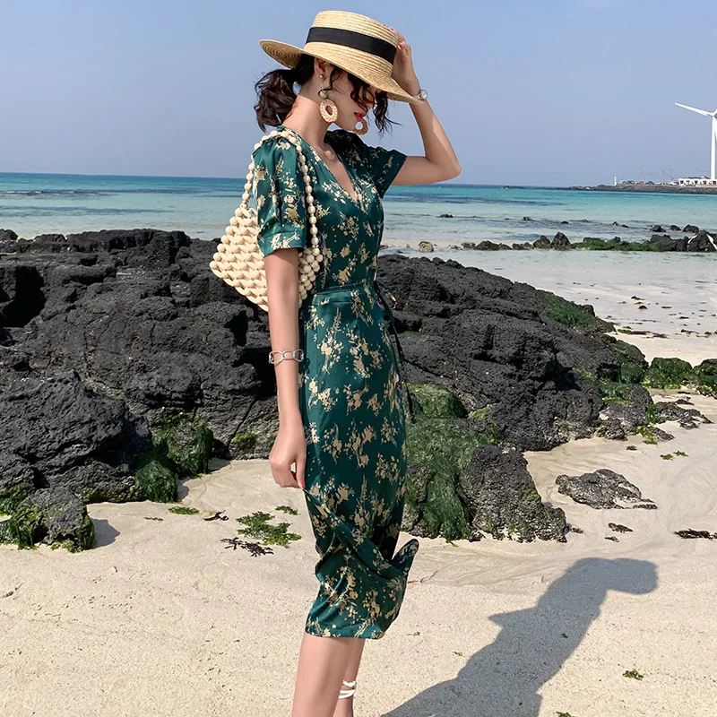 Женское атласное платье с цветочным принтом зеленое облегающее элегантное