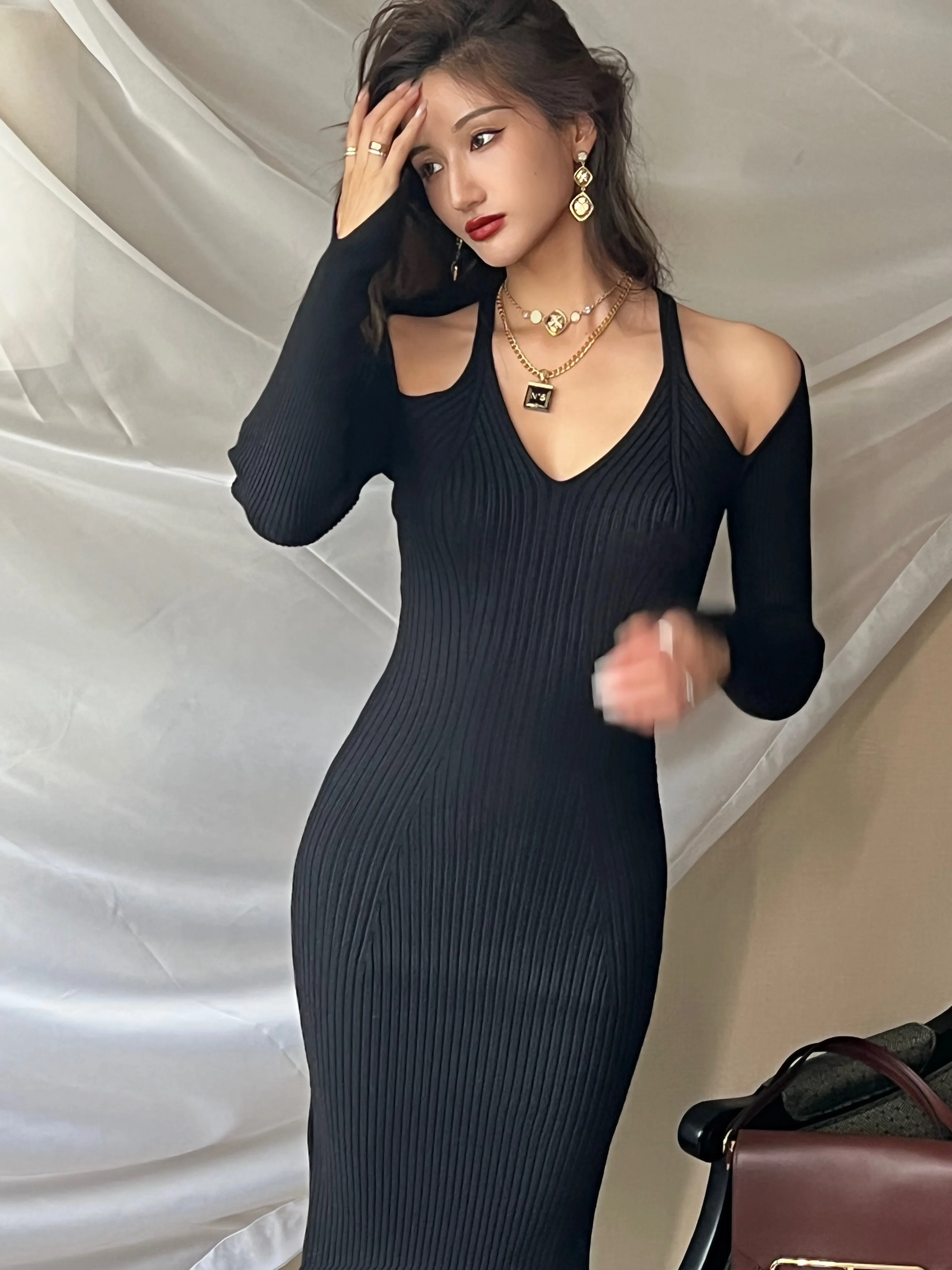 

Осенне-зимнее дизайнерское длинное платье-свитер с заниженной талией, однотонное базовое трикотажное платье с длинным рукавом