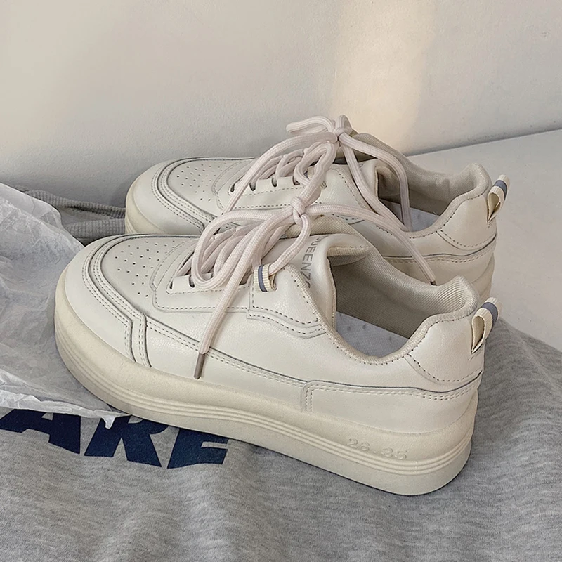 Женские спортивные кроссовки белые из ПУ кожи на плоской платформе повседневные