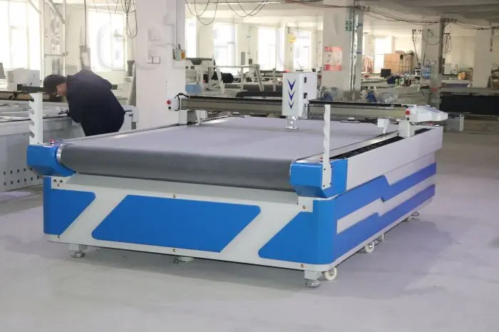 Хорошая цена Осциллирующий резак AKZ1610/1625/1825 с автоподачей для резки