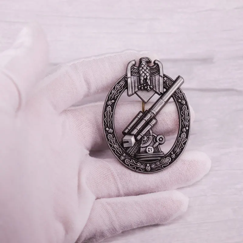 Эмалированные булавки с защитой от летательного оружия вермахта времен 2 мировой