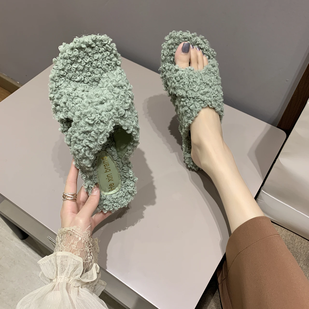 

Зимние женские домашние тапочки, искусственный мех, модная теплая обувь, женские шлепанцы, черные, розовые, уютные домашние меховые Тапочки