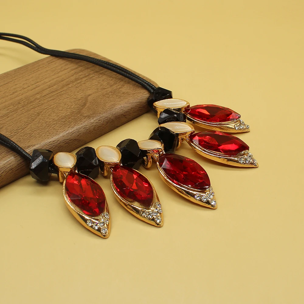 

Bohemian Crystal PU Leather Irregular Geomety Chunky Pendant Necklace Korean Metal Sweater Chain Necklace For Women Ladies