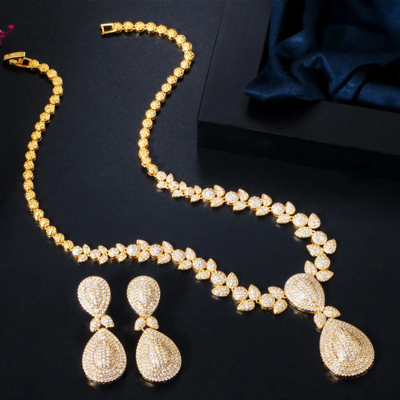 Комплект из колье и серёг с фианитом в форме груши | Украшения аксессуары