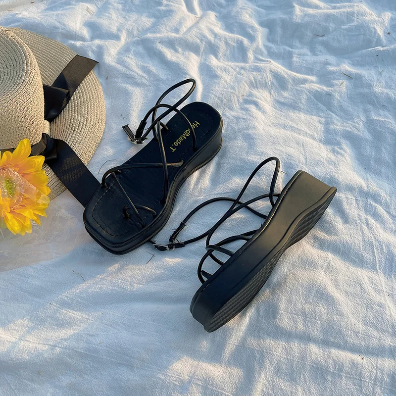 

Модные тонкие женские летние маленькие чистые и свежие туфли Joker 2021 новый стиль торт INS Tide One Word Пряжка римские туфли