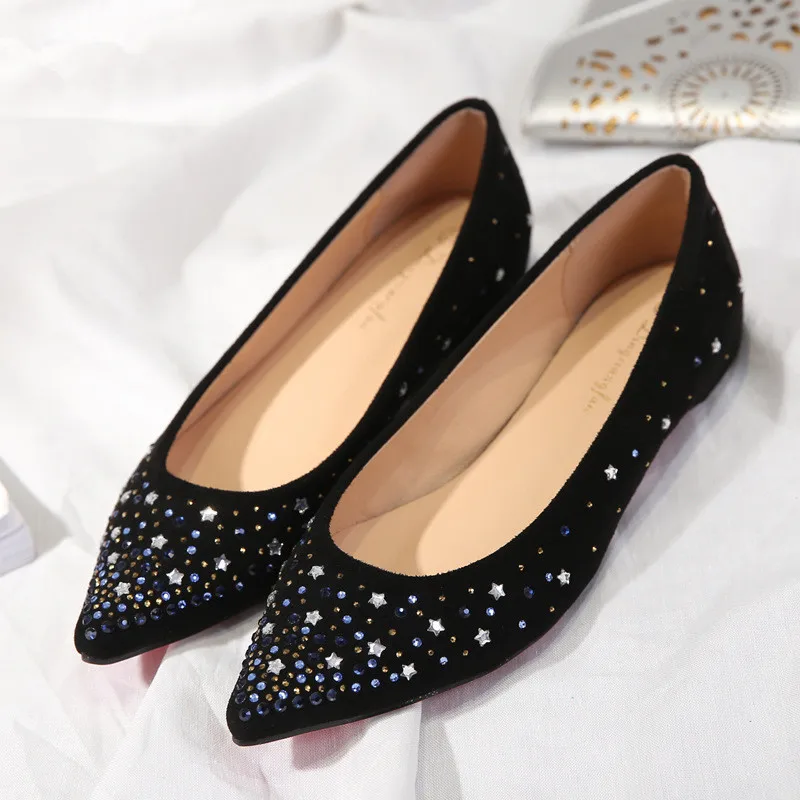 Черные женские туфли на плоской подошве с синими кристаллами острым носком со