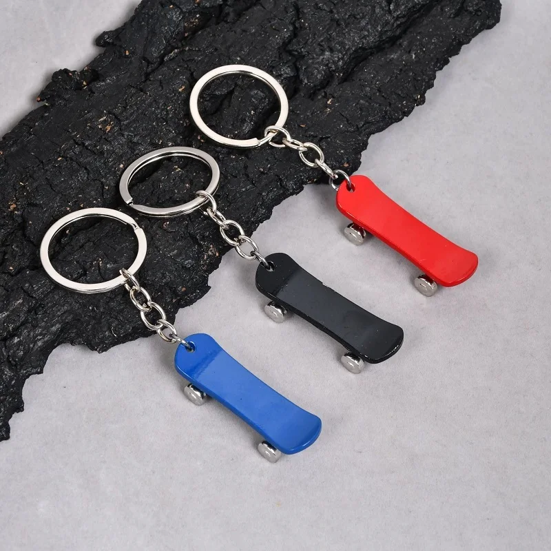 

Net celebrity mini street skateboard metal keychain red black pink blue green car personal backpack best trend accessory pendant