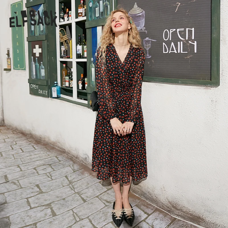 Женское шифоновое платье средней длины ELFSACK черное винтажное с принтом клубники