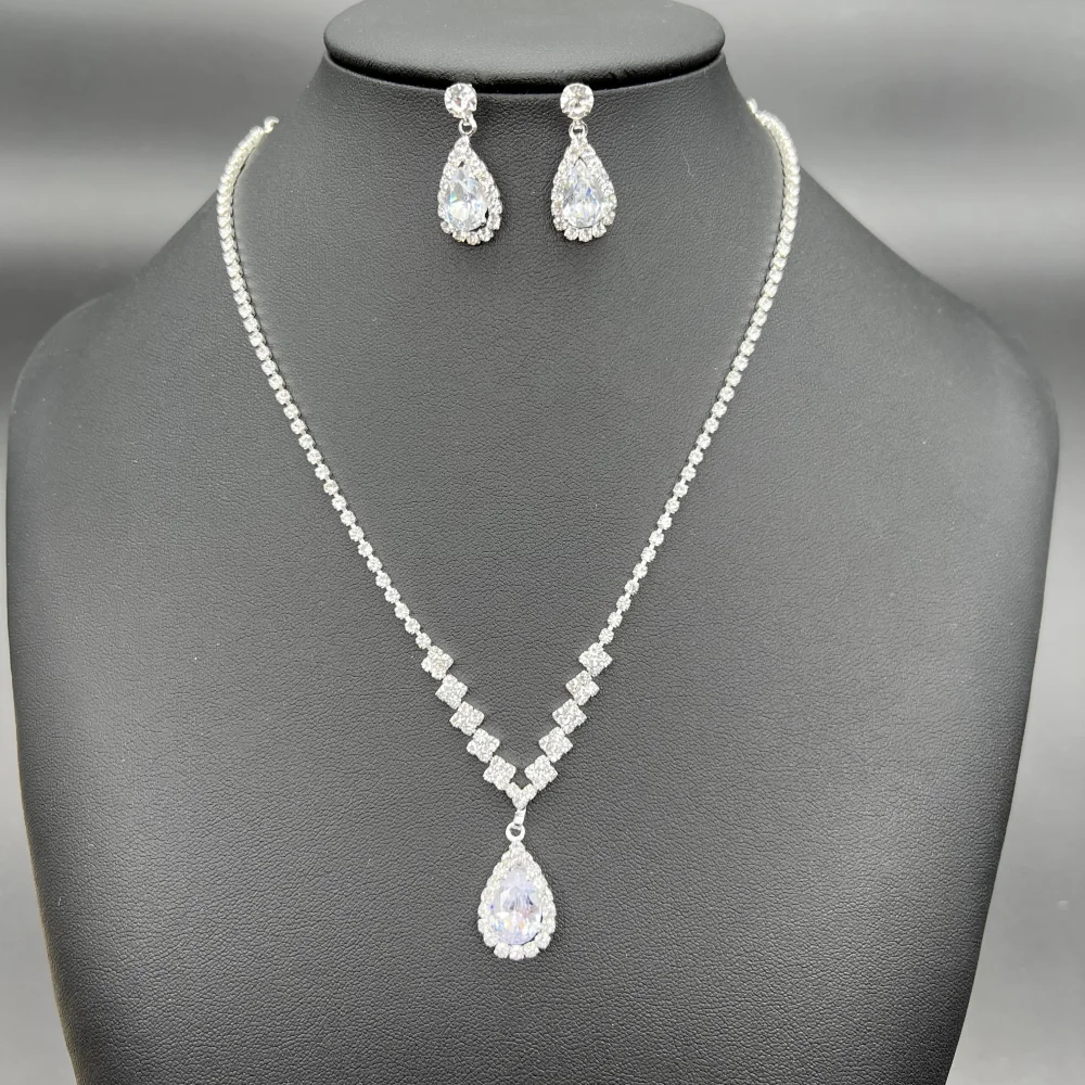 

Свадебное ожерелье и серьги с кристаллами