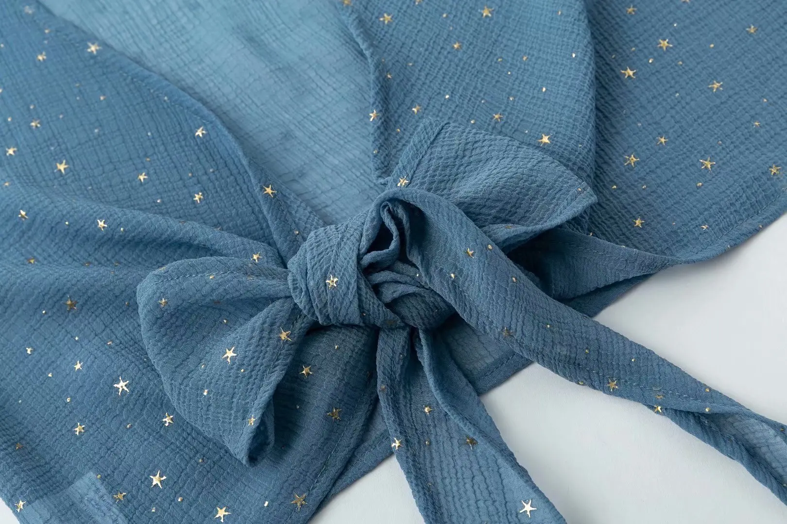 Пикантный летний укороченный топ с V образным вырезом завышенной талией и бантом