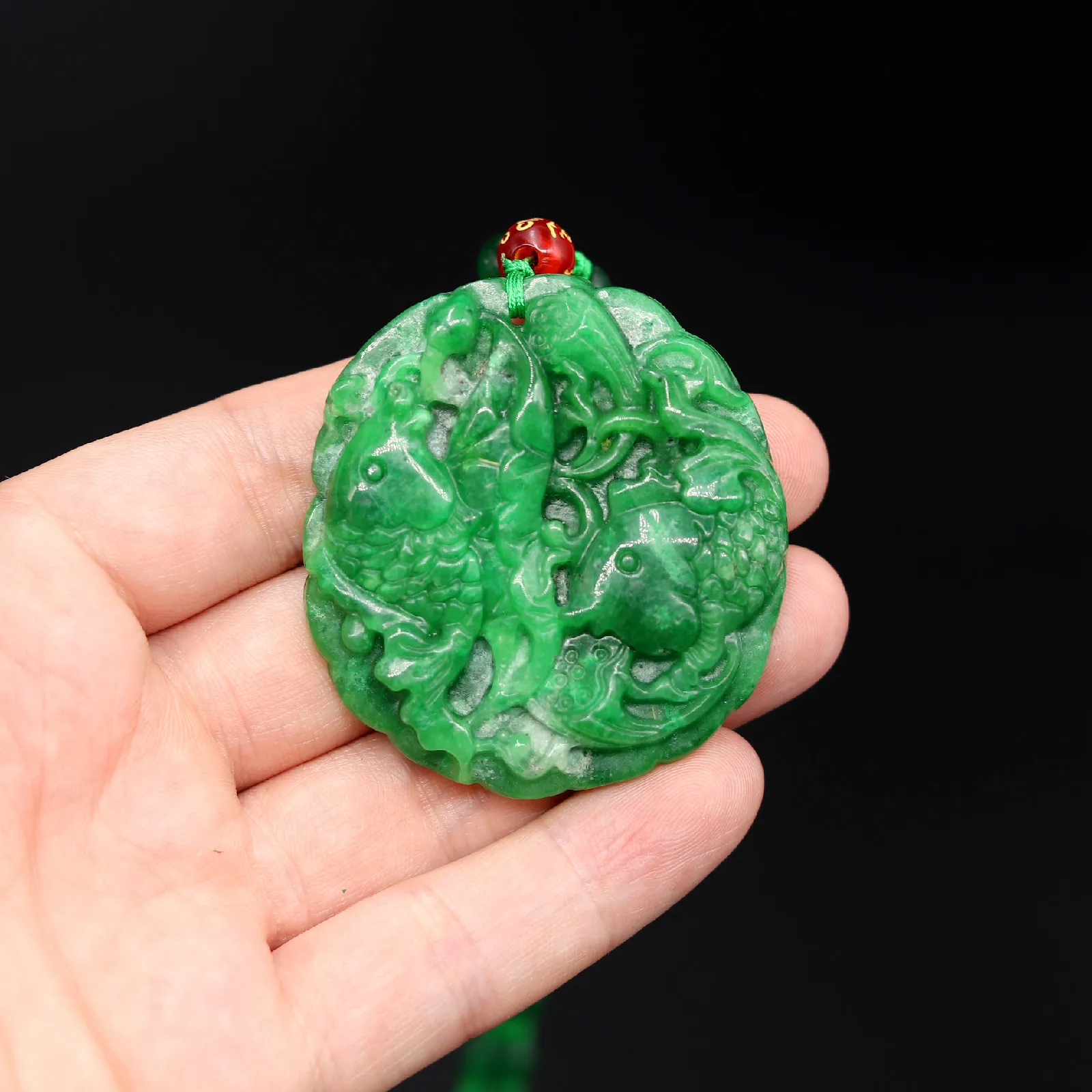 Ожерелье из натурального зеленого изумруда с подвеской в виде рыбы и лотоса