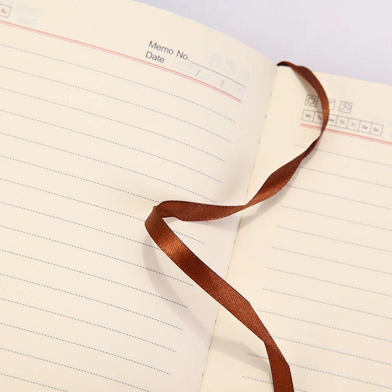 Блокнот из мягкой искусственной кожи с цветными краями и горизонтальной линией |
