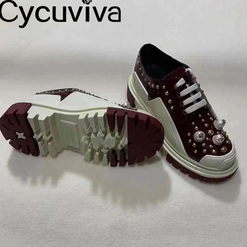 Шикарные кроссовки из лакированной кожи украшенные жемчугом Разноцветные