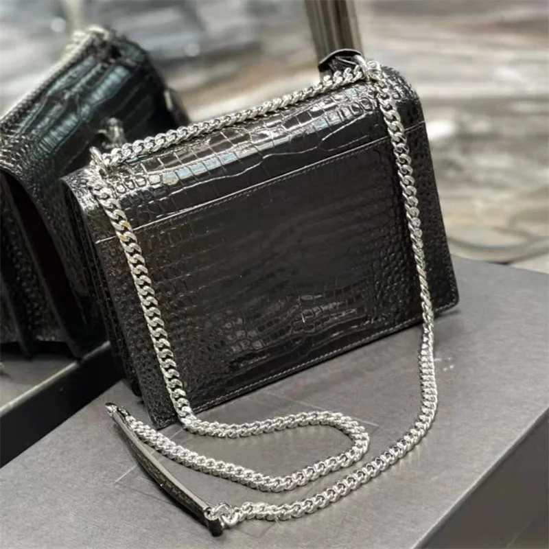 

Сумка-мессенджер через плечо из натуральной кожи с цепочкой