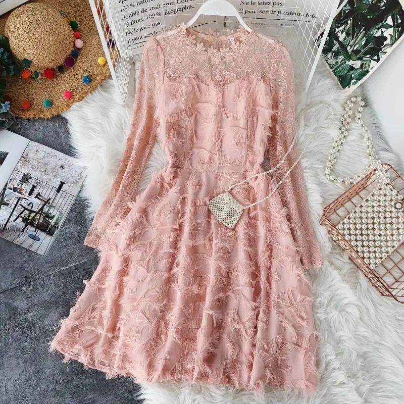 Женское платье весеннее кружевное короткое А-силуэта с длинными рукавами и