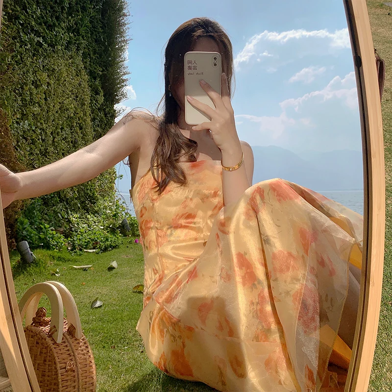 Женское длинное платье на бретельках с цветочным принтом летнее 2022 подиумное