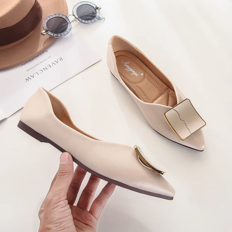 Туфли на плоской подошве женские слипоны с металлическим украшением низкие