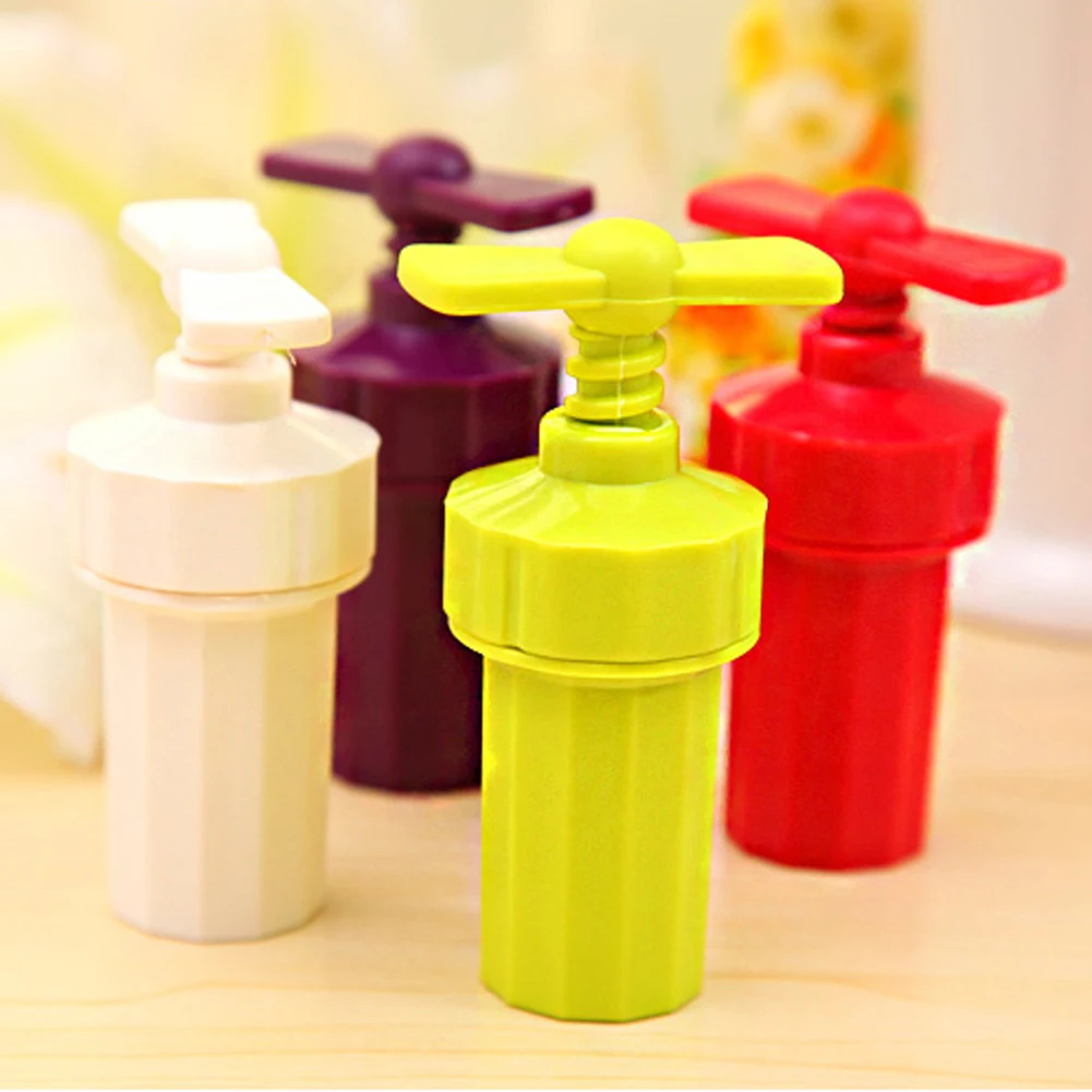 

Practical Kitchen Cooking Tools Garlic press Crusher Presser screw squeeze Peeler Garlic Crusher Random Color