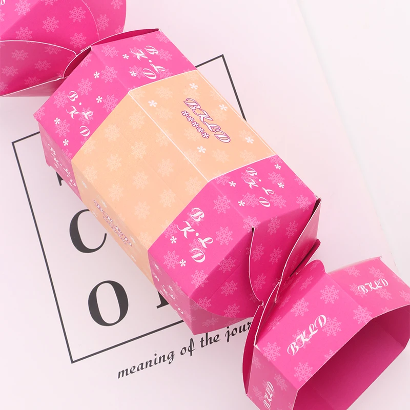 Ярко-розовый бумажный подарок на Рождество Милая подарочная коробка в форме