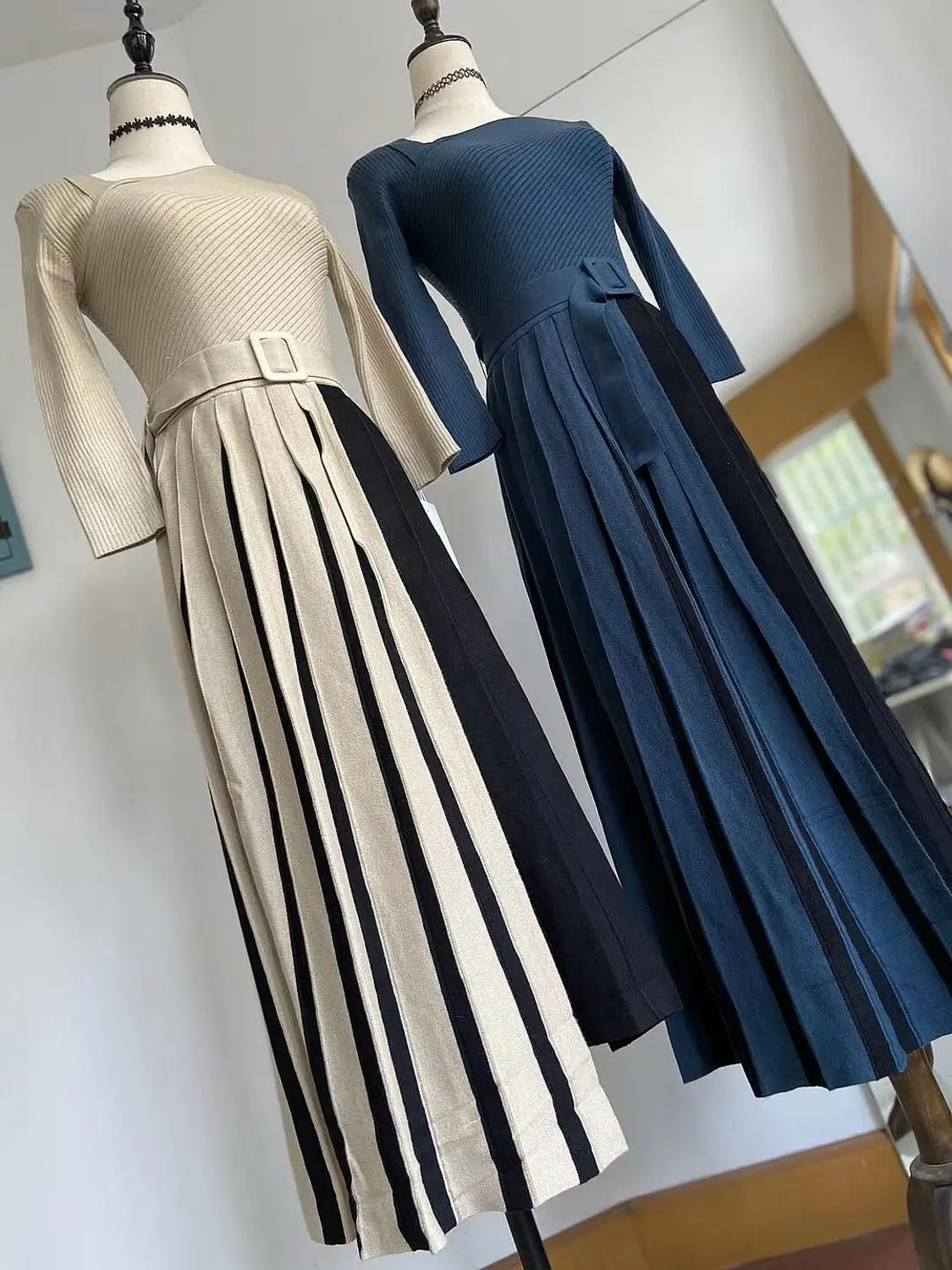 

2020 autumn and winter Japanese new products have a thin slanted shoulder lace asymmetric color matching pleated knitted dress