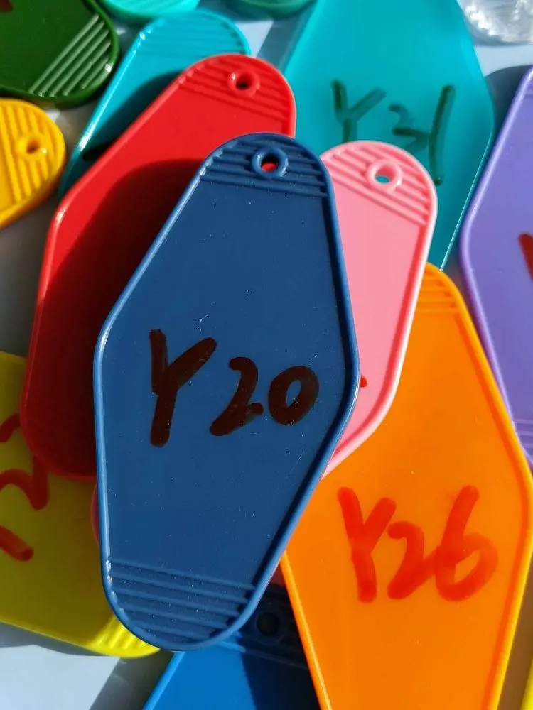 

Оптовая продажа, 30 шт., цветные Пластиковые Брелоки для ключей в стиле ретро для гостиниц с горячим тиснением