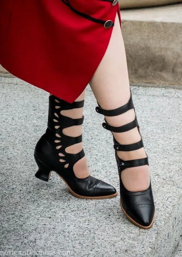 Женская обувь в готическом средневековом ретро стиле со шнуровкой виде листьев