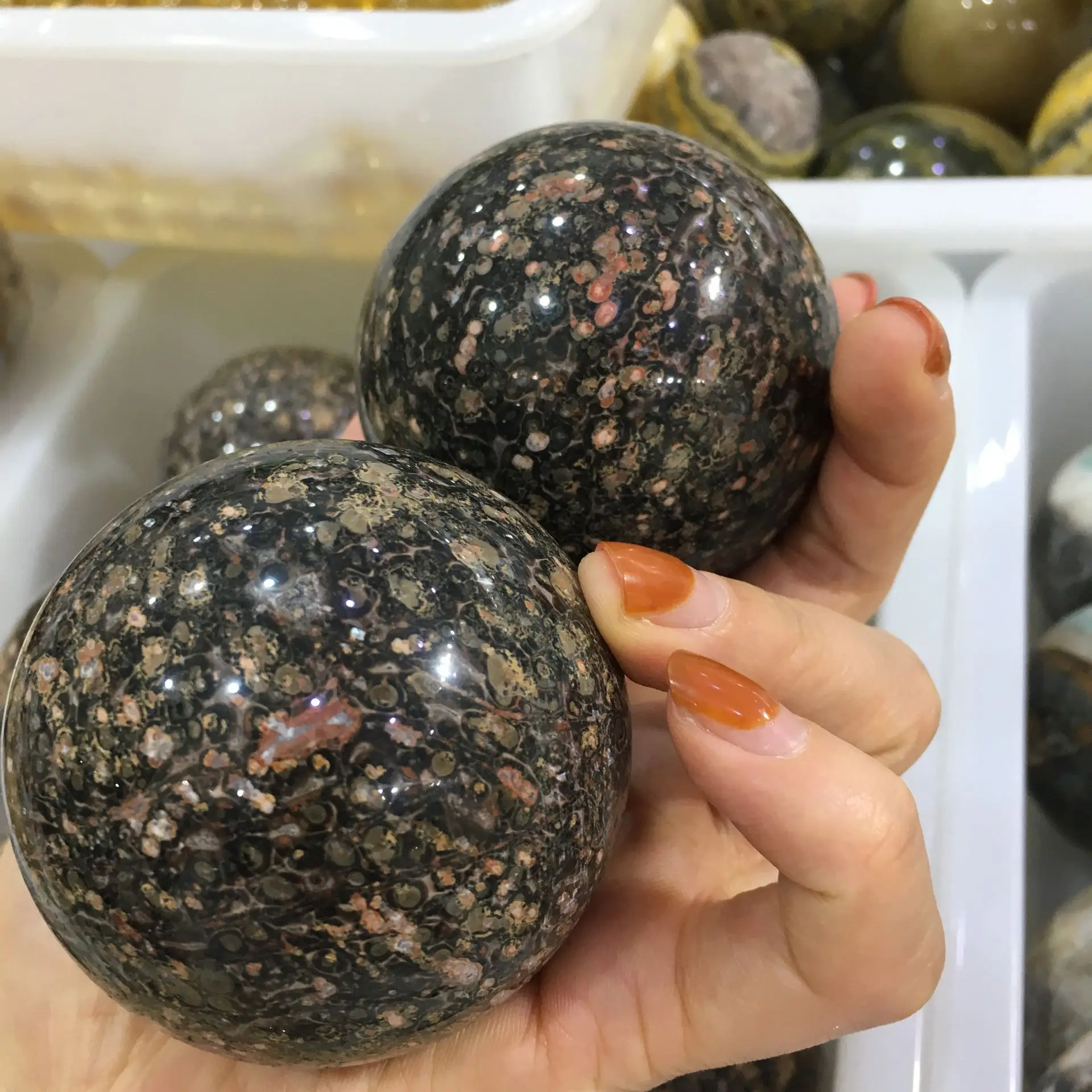 

Натуральные красные и черные точечные камни оформление
