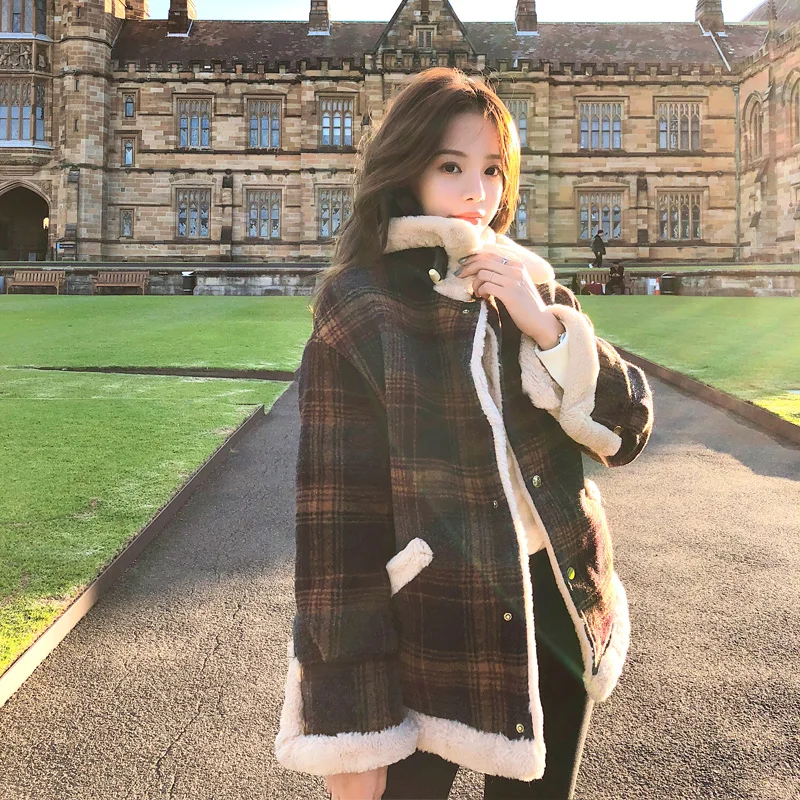 Женское клетчатое пальто из овечьей шерсти с воротником манжетами меха ягненка