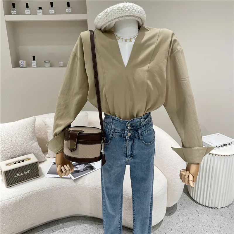 

Women's Spring Summer 2021 Niche Design Fashion White Temperament V-neck One-piece Sleeve Top Design Shirt