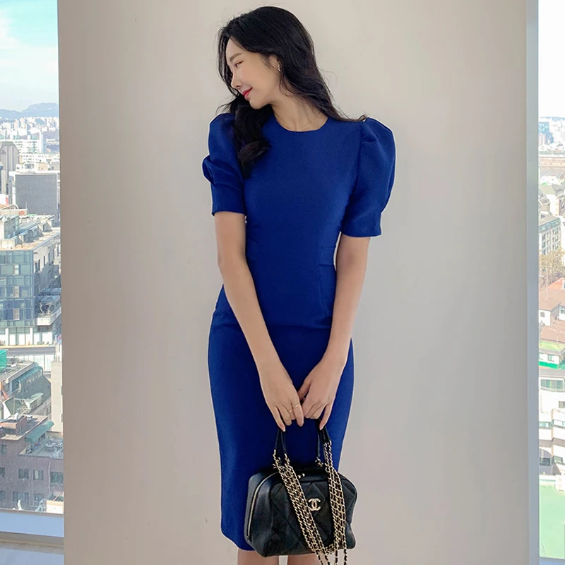 Женское платье карандаш с буффами на рукавах синее однотонное поясом весна лето