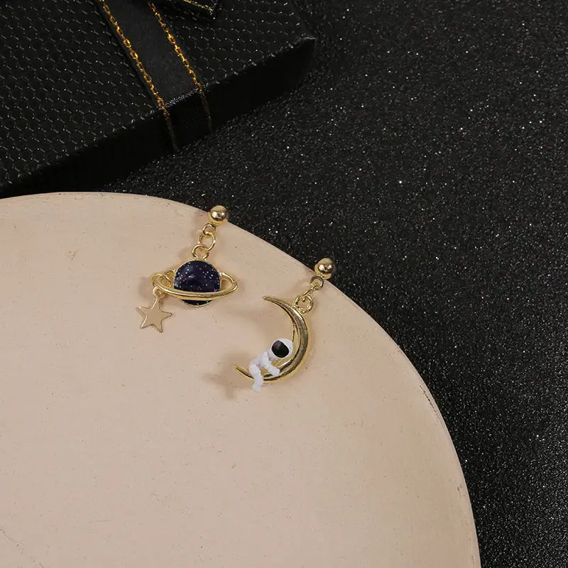 

Ins moon astronaut earrings no pierced ear clip female Korean net red earrings S925 needle earrings temperament girl