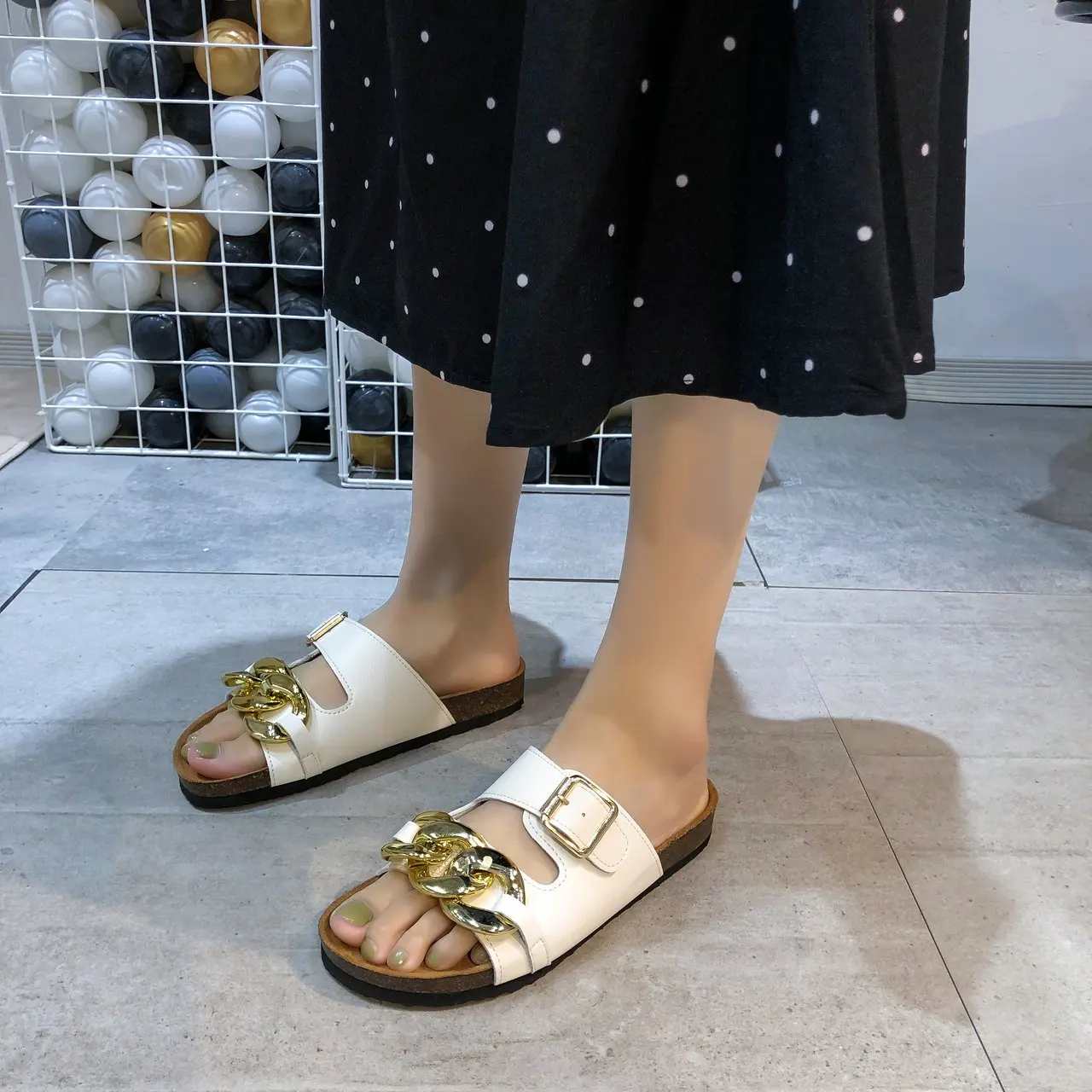 

Women Platform Sandals 2021 Fashion Luxury Gold Chain Sandals Buckle Strap Round Toe Slippers Women Flat Shoes Slides Flip Flop