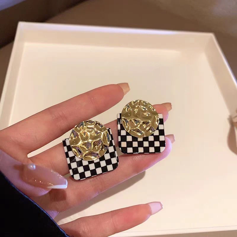 

AENSOA Acrylic Black White Grid Checkerboard Drop Earrings For Women Trendy Square Female Pendant Earring Geometric Jewelry