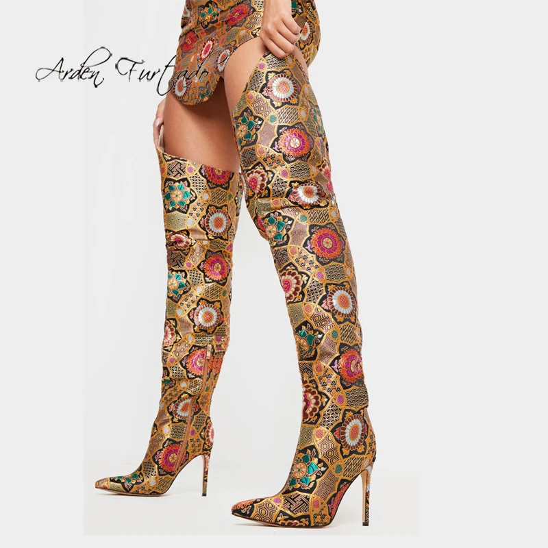 

Arden Furtado/2021 г. Модная женская обувь зимние сапоги выше колена на шпильке с острым носком и вышивкой большой размер 42, 43