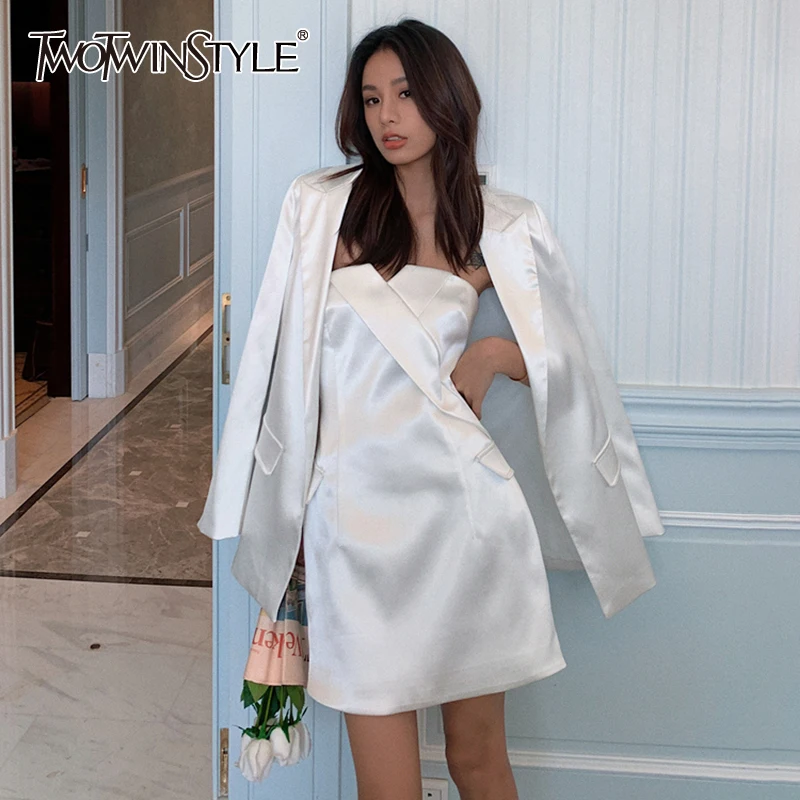 Женский Атласный Костюм TWOTWINSTYLE белый комплект из двух предметов мини-платье с