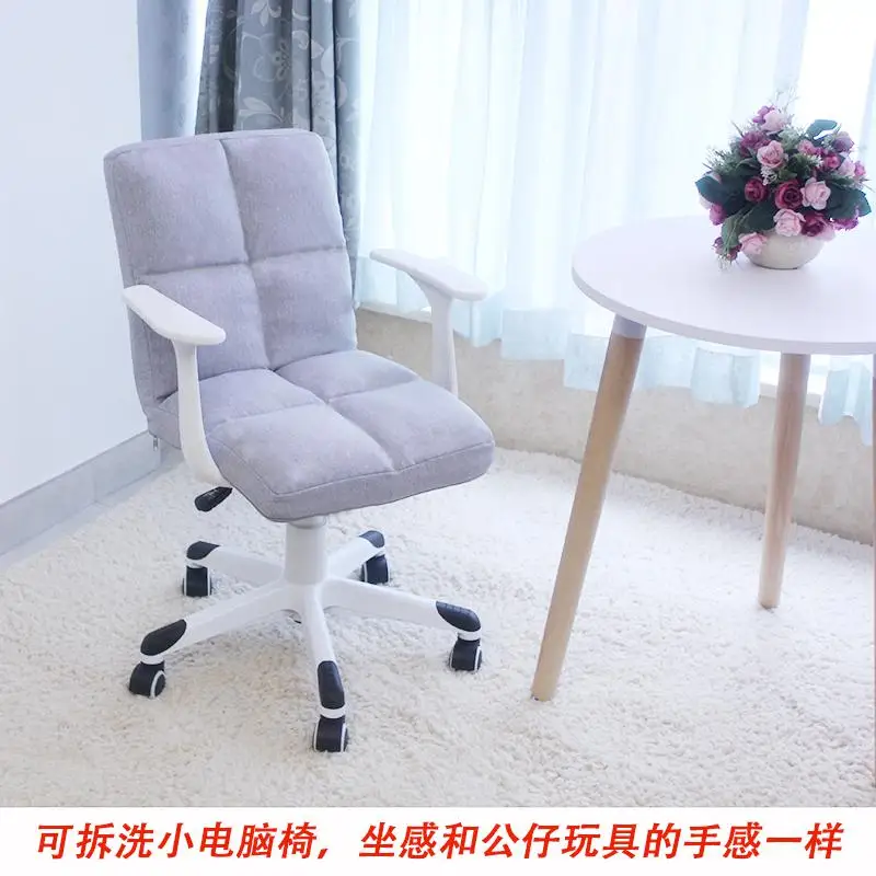 Небольшом пространстве компьютерное кресло студенческого общежития