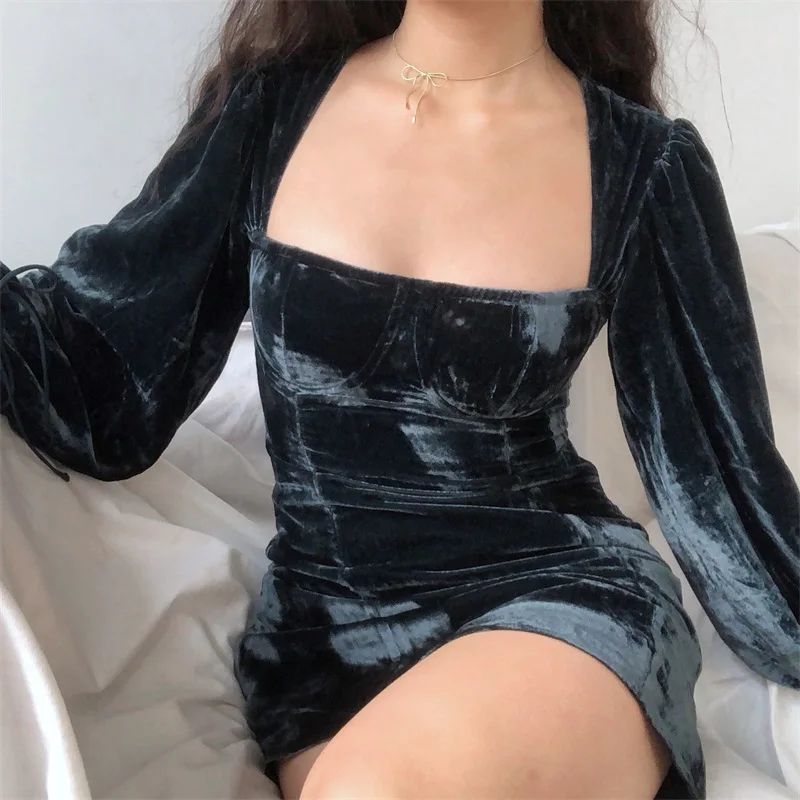 Женское приталенное бархатное платье с квадратным вырезом рукавами фонариками и