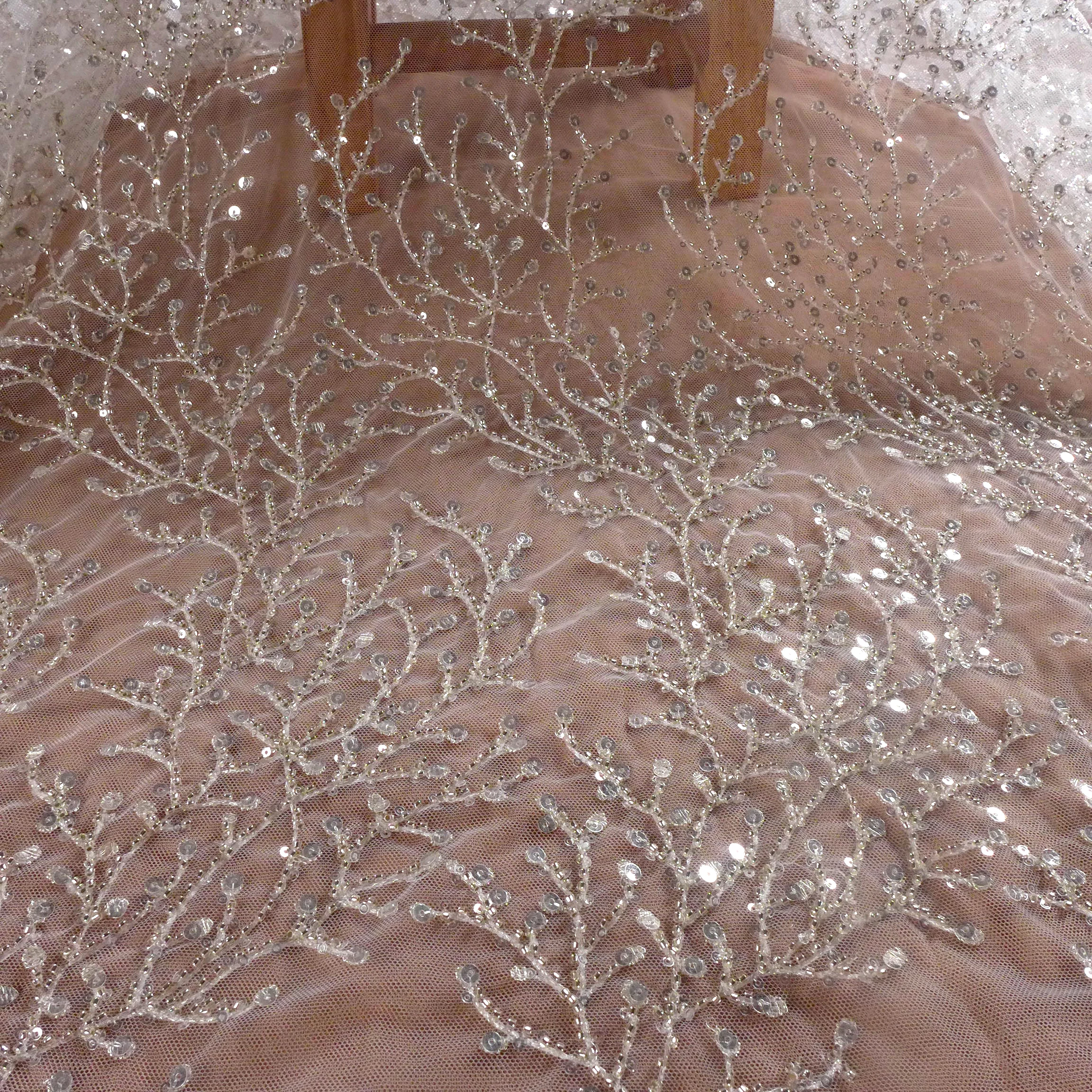 Кружевное платье La Belleza свадебное с серебристыми бусинами и блестками узором в