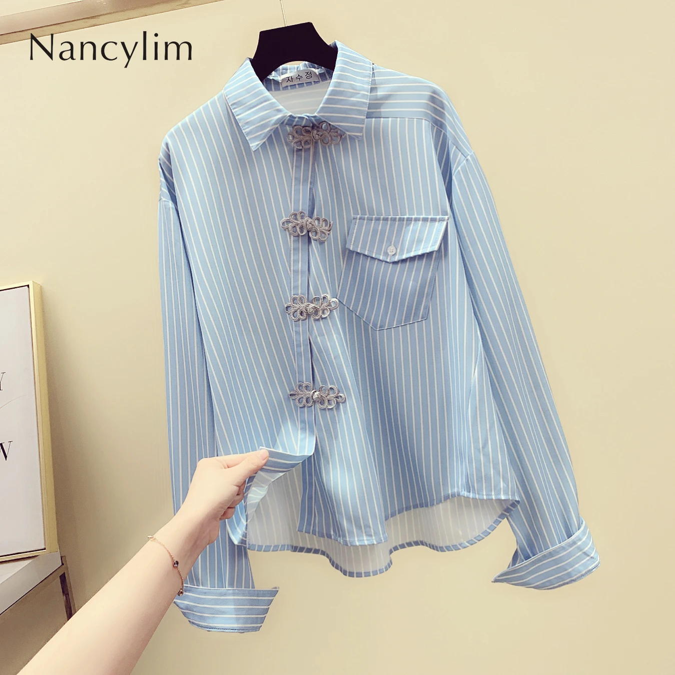 Женская полосатая блузка с длинными рукавами подчеркивающая индивидуальность