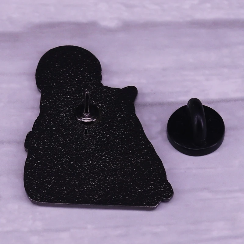 Эмалированная брошь в виде призрака улыбающегося скелета обнимающегося котенка