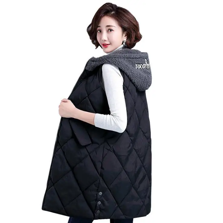 Женский зимний жилет с капюшоном черная однотонная безрукавка средней длины