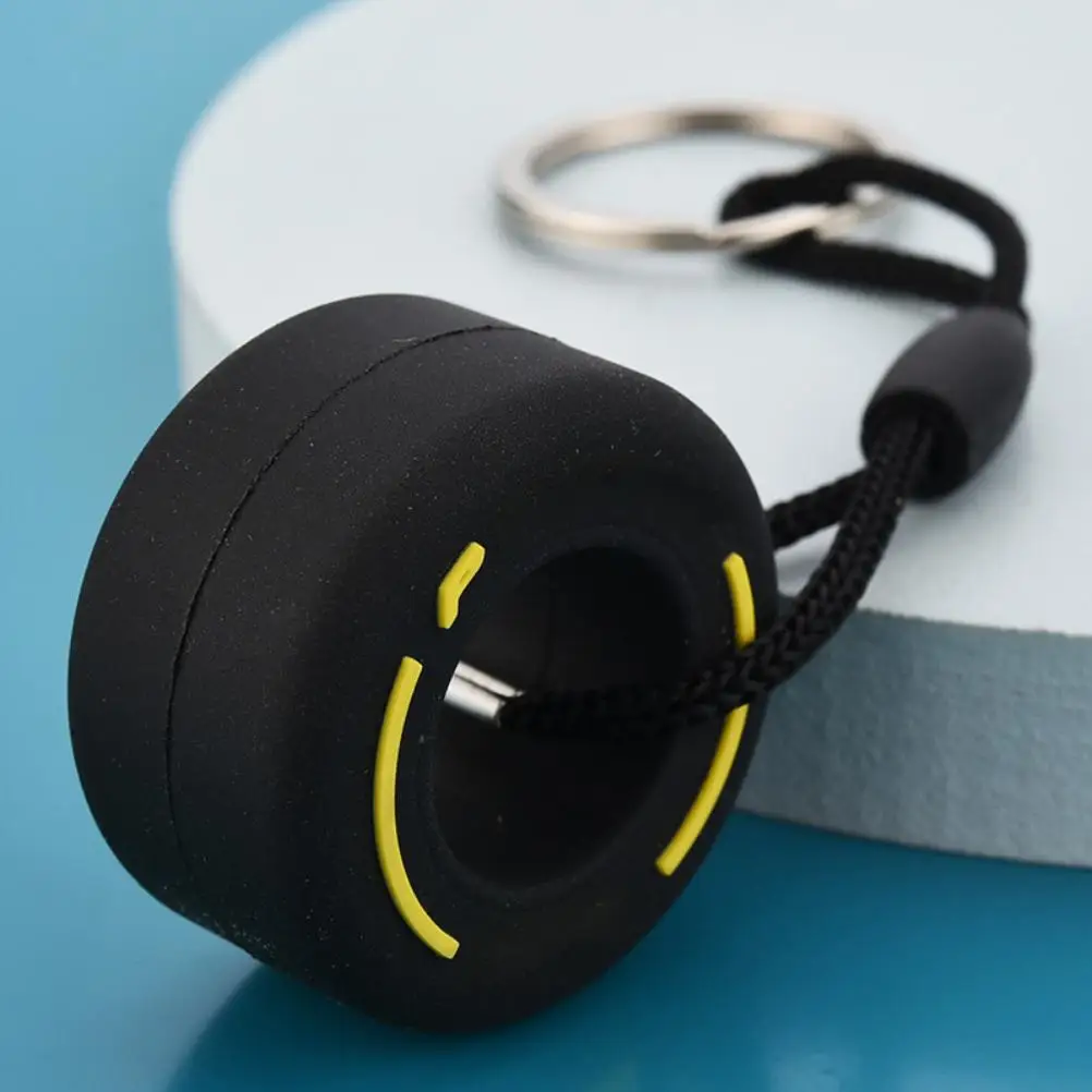 Искусственный брелок с шиной необычный для сумки автомобильный изысканный