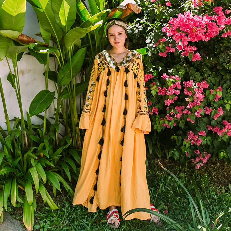 Винтажное вышитое льняное платье макси с кисточками спереди и v образным вырезом