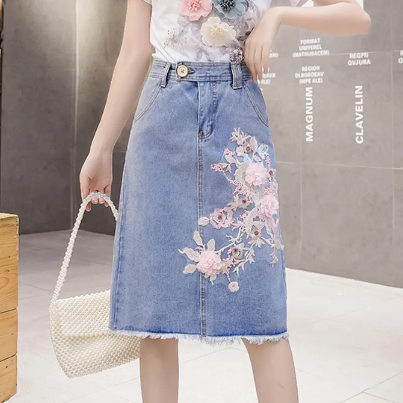 Женские джинсовые юбки с цветочной аппликацией и потертым подолом 5 точек