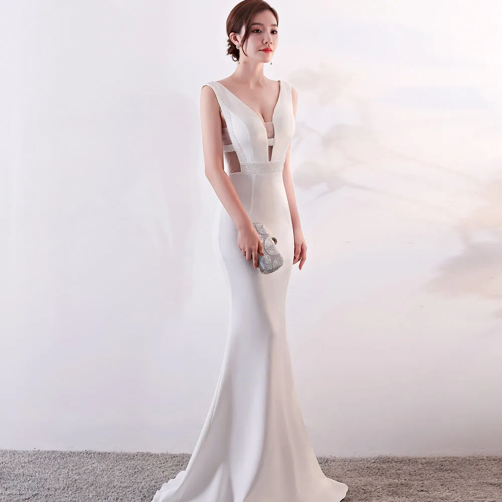 Женское платье с открытой спиной и бриллиантами летнее в пол глубоким v-образным