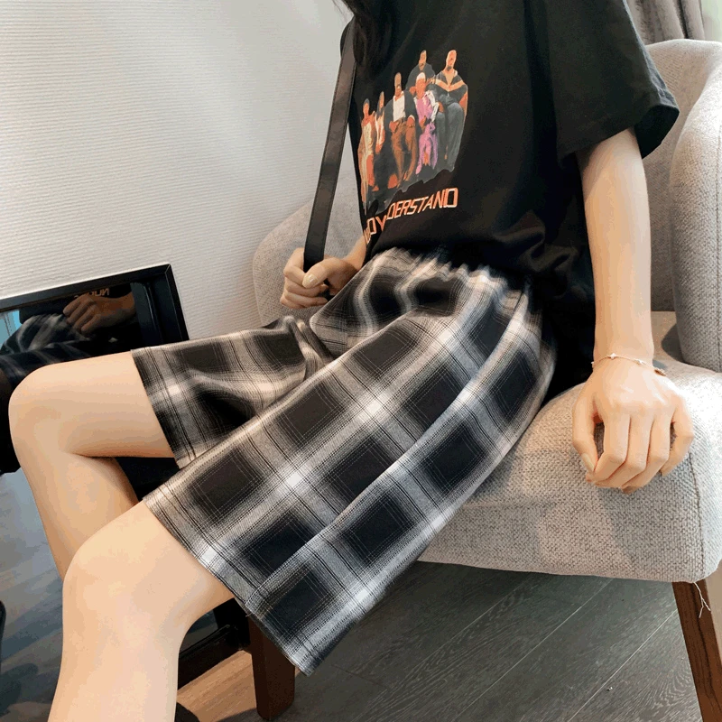 

2021 New Summer Fashion Trend Black and White Checked Middle Pants for Woman Comfortable and Breathable Casual Pants Wholesale