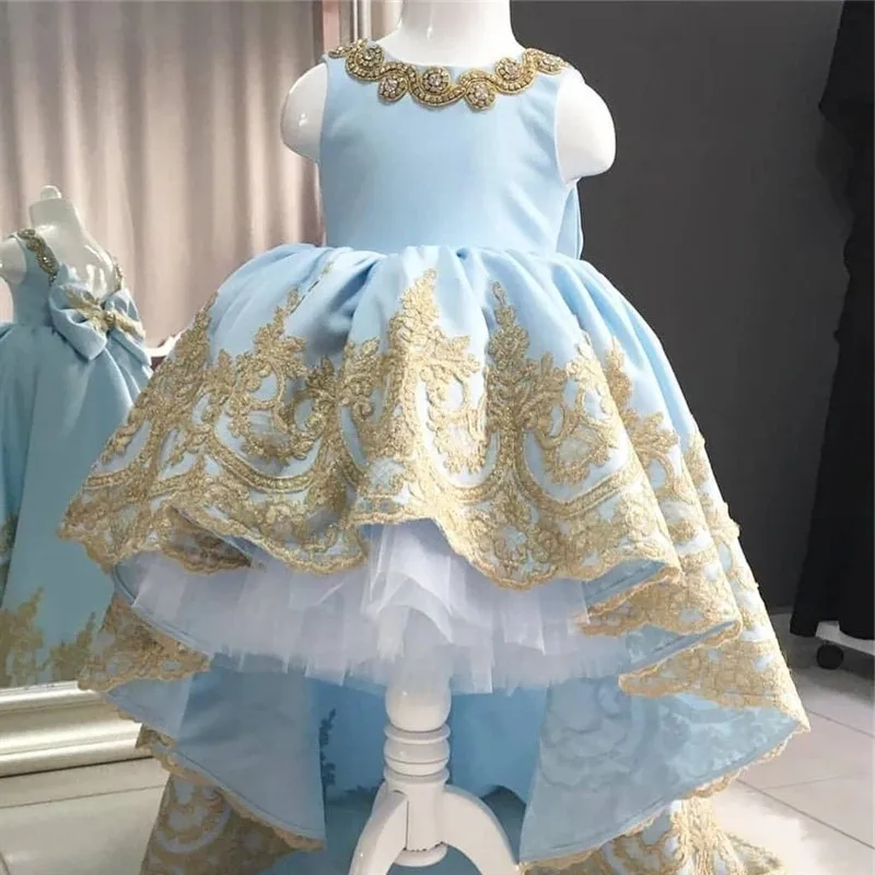 

Hi-Lo Sky Blue Stain Flower Girls Dresses for Birthday Party Puffy Gold Applique Lace Kids Birthday Pageant Gown with Bow