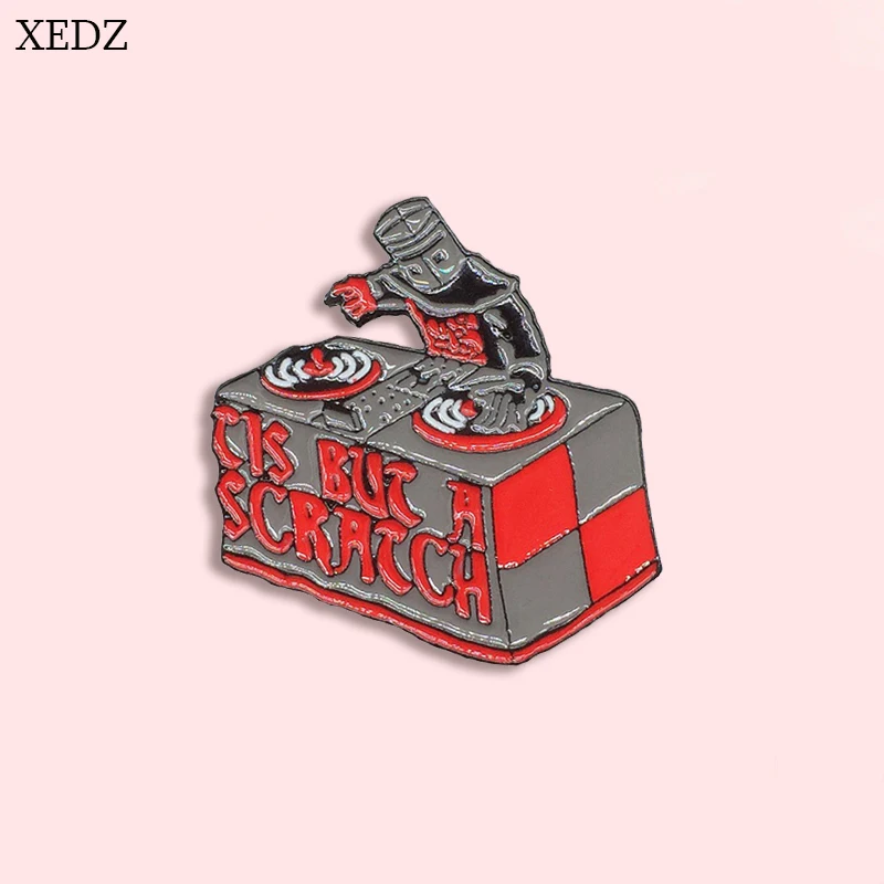 XEDZ новая брошь в виде барабана Железного человека красного цвета модная