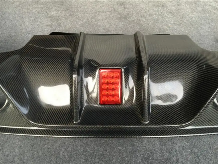 Автомобильный диффузор из углеродного волокна для губ заднего бампера с лампой